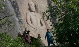 Le Bouddha de Swat sculpté sur la falaise, après sa restauration par des archéologues italiens, le 26 avril 2018 à Jahanabad, au Pakistan