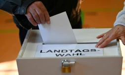 Un électeur vote lors des élections régionales dans le Brandebourg, le 22 septembre 2024 à Forst, en Allemagne