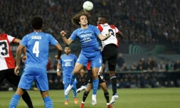 Duel aérien entre le milieu de terrain de Marseille Matteo Guendouzi (g) et le défenseur de Feyenoord Lutsharel Geertruida, en demi-finale aller de Ligue Europa Conférence, le 28 avril 2022 à Rotterdam 