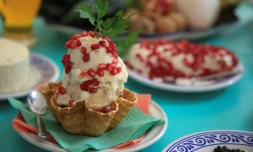 Un "chile en nogada" servi dans sa version avec de la crème glacée dans un restaurant de Puebla, dans le centre de Mexico, le 13 juillet 2021