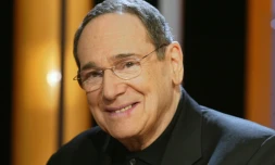 Le metteur en scène et comédien français Robert Hossein en 2003 sur le plateau de l'émission littéraire "Vol de nuit" de TF1