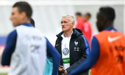 Le sélectionneur de l'équipe de France Didier Deschamps (c) lors d'une séance d'entraßnement des Bleus au Stade de France, le 6 octobre 2016