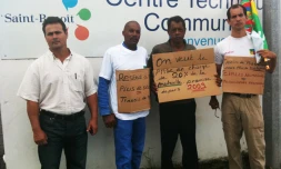 Lundi 14 mars 2011: Débrayage des employés communaux au centre technique communal de Saint-Benoît (photo: Mounice Najafaly)