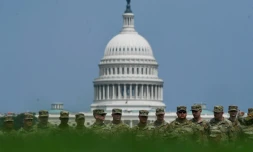 Des soldats américains sur le National Mall à la veille de la parade militaire organisée à Washington samedi, le 13 juin 2025 