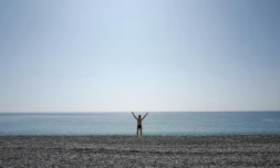 Un homme fait sa gymnastique au petit matin sur une plage de Nice, devant la Promenade des Anglais, le 19 mars 2020