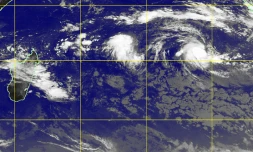 La perturbation se situait à 10 heures à 3 500 km au Nord-Est de La Réunion (système le plus à droite sur la carte): Image Mtotec.com