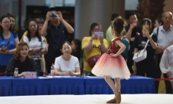 Une enfant mannequin pose devant les juges, lors d'un défilé, le 26 mai 2019 à Pékin, en Chine