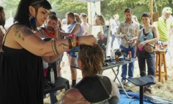 Salon de coiffure pour une coupe mulet lors du championnat d'Europe de cette coupe de cheveux, à Chéniers (centre), le 4 septembre 2021