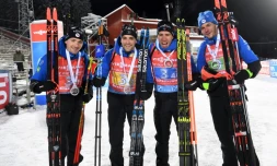 La joie des biathlÚtes français Fabien Claude, Simon Desthieux, Quentin Fillon-Maillet et Emilien Jacquelin, aprÚs leur 2e place du relais (4x7,5 km) d'Ostersund (SuÚde), comptant pour la Coupe du monde de biathlon, le 4 décembre 2021