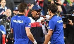 La joie de Pierre-Hugues Herbert, Nicolas Mahut et leur capitaine Yannick Noah, après la victoire du double face à la Serbie
