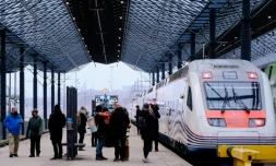 Le dernier train Allegro en provenance de Saint-Pétersbourg à son arrivée à la gare d'Helsinki, le 27 mars 2022