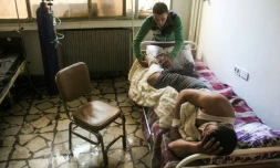 Une vicitime de l'attaque au gaz soignée dans un hôpital dans le nord de la Syrie, le 4 avril 2017