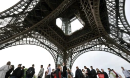 La tour Eiffel, monument payant le plus visité au monde, reçoit six millions de visiteurs par an