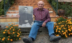 Emile Pierre Aymard, 93 ans, tenant le portrait de son oncle Gabriel Aymard à Pont-du-Château (Puy-de-Dôme) le 2 octobre 2018. 