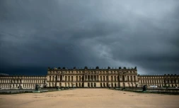 Le musée du Louvre et le chùteau de Versailles ont été évacués et fermés aprÚs des alertes