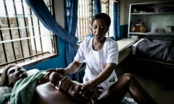 Cecilia Lausara, formatrice à l'école de sages-femmes de Masuba, dans le centre-nord de la Sierra Leone, s'entraîne avec un mannequin grandeur nature de femme enceinte, le 26 avril 2016