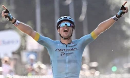 Le Danois Jakob Fuglsang (Astana) remporte en solitaire le Tour de Lombardie, le 15 août 2020 à CÎme