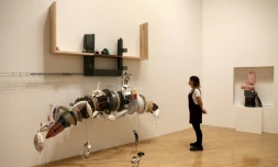 Photo du 26 septembre 2016 montrant une femme regardant une oeuvre de l'artiste Helen Marten au Tate Britain de Londres
