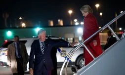 L'ancien président des Etats-Unis Bill Clinton accompagne son épouse et candidate à la Maison Blanche Hillary Clinton à la descente de l'avion à Philadelphie, le 7 novembre 2016