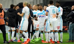 Le défenseur de Marseille Patrice Evra (c) et ses coéquipiers se congratulent après leur victoire face à Rennes au Vélodrome, le 18 février 2017