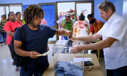 Des personnes votent lors du référendum d'autodétermination, le 4 novembre 2018 à Nouméa, en Nouvelle-Calédonie