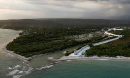 Vue aérienne du mur frontalier construit entre la République dominicaine et Haïti, le 15 mai 2024 à Pedernales
