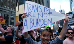 Des manifestants opposés à la décision du président Trump d'interdire le recrutement de personnes transgenres dans les forces armées américaines, le 26 juillet 2017 à Times Square, New York.