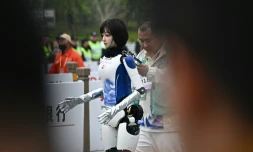 Un robot participe au semi-marathon des robots humanoïdes à Pékin, le 19 avril 2025
