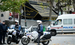 Des policiers devant le Bataclan Ă Paris, le 16 novembre 2015
