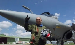 Serge Dassault décédé lundi, photographié le 11 juin 1999 au salon du Bourget devant un Rafale, fleuron du Groupe Dassault Aviation.