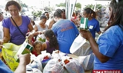 Distribution de colis alimentaires - Archives (Photo Marie Trouvé)