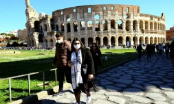 Des touristes se promenant près du Colisée à Rome, avec des masques pour se protéger du nouveau coronavirus, le 28 février 2020.