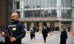 Devant le palais de justice le jour de l'ouverture du procès du "gang des nouveaux-nés", à Istanbul, le 18 novembre 2024