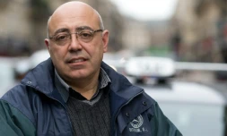 Le chauffeur de taxi franco-espagnol Hipolito Lopez, pose prĂšs de son taxi Ă Paris le 29 janvier 2016