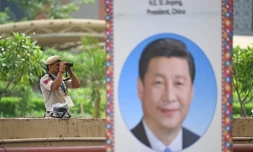 Un policier surveille les abords du lieu oĂč se tient le sommet du forum diplomatique des Brics Ă New Delhi, le 12 septembre 2026