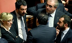 Le chef de la Ligue Matteo Salvini (g) s'entretient avec des députés lors d'une session au Sénat à Rome le 24 mars 2018