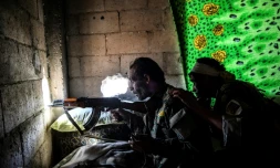 Des combattants des Forces démocratiques syriennes en position à l'intérieur d'un immeuble, le 5 octobre 2017 à Raqa 