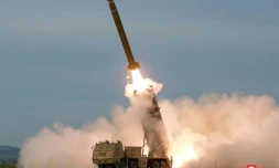 Photo diffusée le 25 août 2019 par l'agence nord-coréenne Kcna d'un test de lance-missiles multiples, le 24 août 2019 en Corée du Nord