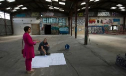 Dominique Versini, chargée de la solidarité et de la lutte contre l'exclusion, supervise l'installation d'un centre d'accueil humanitaire le 30 août 2016 à Paris