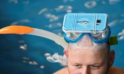 Un homme nage avec des lunettes de réalité virtuelle permettant de visionner des films sur les dauphins à Apeldoorn, aux Pays-BAs, le 31 octobre 2017