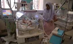 Une infirmiÚre pakistanaise dans une unité néonatale de soins intensifs à Islamabad le 20 février 2018