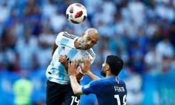Le milieu de terrain de l'Argentine Javier Mascherano (g) lors de la défaite face à la France en 8e de finale du Mondial le 30 juin 2018
