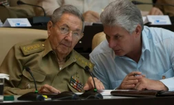 Le président cubain Raul Castro s'entretient avec le premier vice-président Miguel Diaz-Canel le 8 juillet 2016 à La Havane, dans une photo diffusée par le site internet de la présidence cubaine