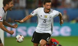 Le milieu de terrain allemand Mesut Özil exulte après son but contre l'Italie en quart de finale de l'Euro, le 2 juillet 2016 à Bordeaux 