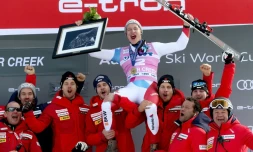 Le Suisse Marco Odermatt, porté en triomphe par ses équipiers, savoure sa victoire dans le Super G de Beaver Creek, le 6 décembre 2019