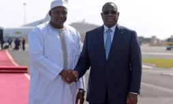 Poignée de mains entre le président sénégalais Macky Sall (d) et son homologue gambien Adama Barrow, le 26 janvier 2017 à Dakar