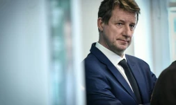 Le candidat écologiste à la présidentielle française Yannick Jadot dans son local de campagne à Paris, le 21 mars 2022