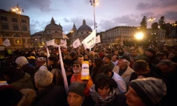 Des partisans du Mouvement 5 Etoiles (M5S) se rassemblent à l'issue d'un dernier meeting de campagne à Rome, le 2 mars 2018