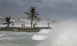 Une jetée à marée haute prÚs de Bridgetown à la Barbade, aprÚs le passage de l'ouragan Béryl le 1er juillet 2024.