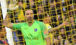 Le gardien italien du Paris-SG, Gianluigi Buffon, dépité aprÚs la défaite de son équipe face à Nantes, à La Beaujoire, le 17 avril 2019